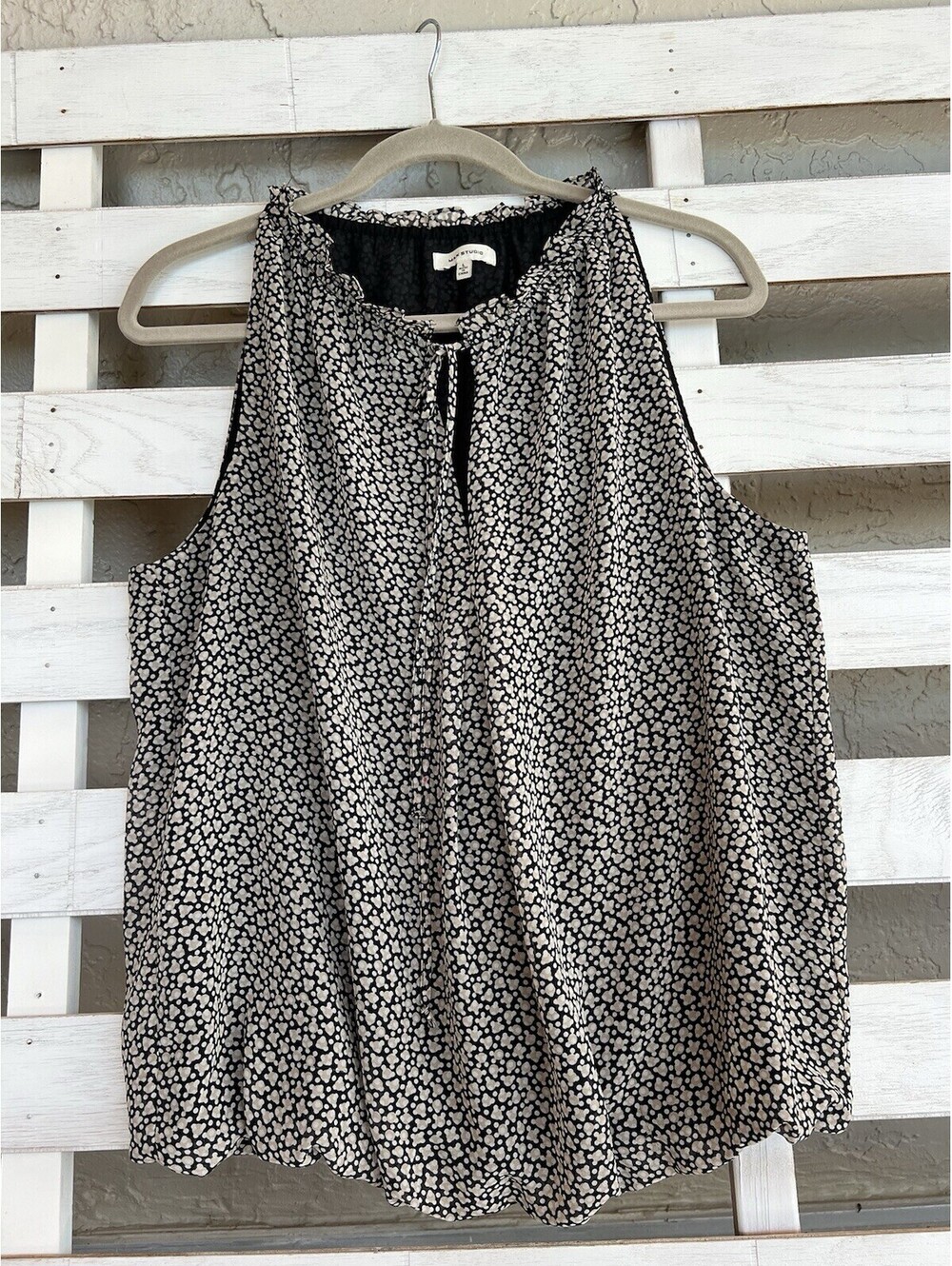 Women's Max Studio Sleeveless Beige Black Top Size L Elastic Waist